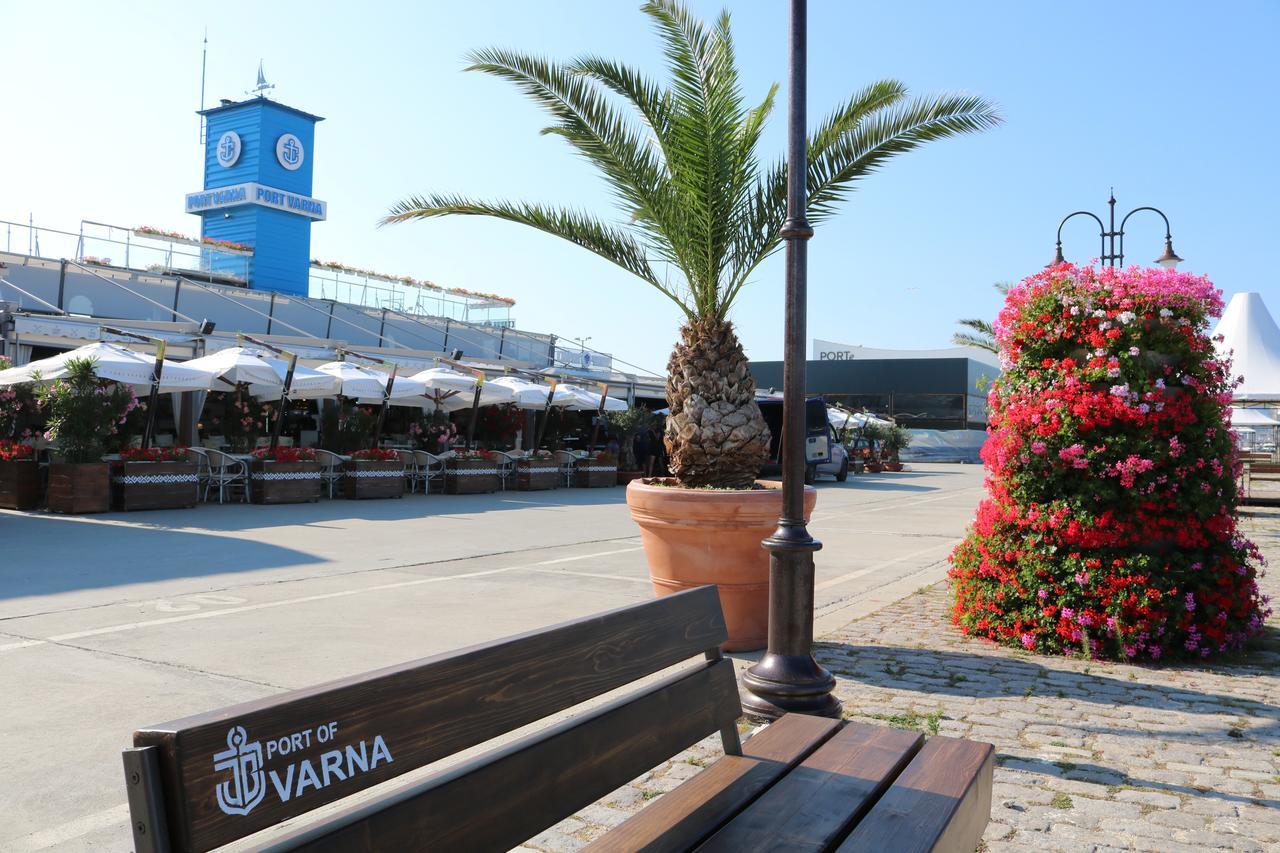 Sea Port Celebrity Apartment - Lets4Holiday Varna Exteriör bild