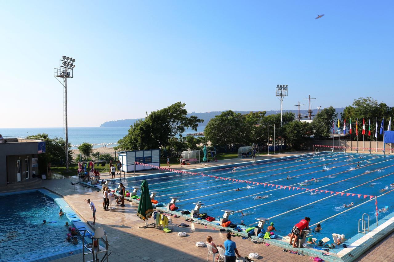 Sea Port Celebrity Apartment - Lets4Holiday Varna Exteriör bild