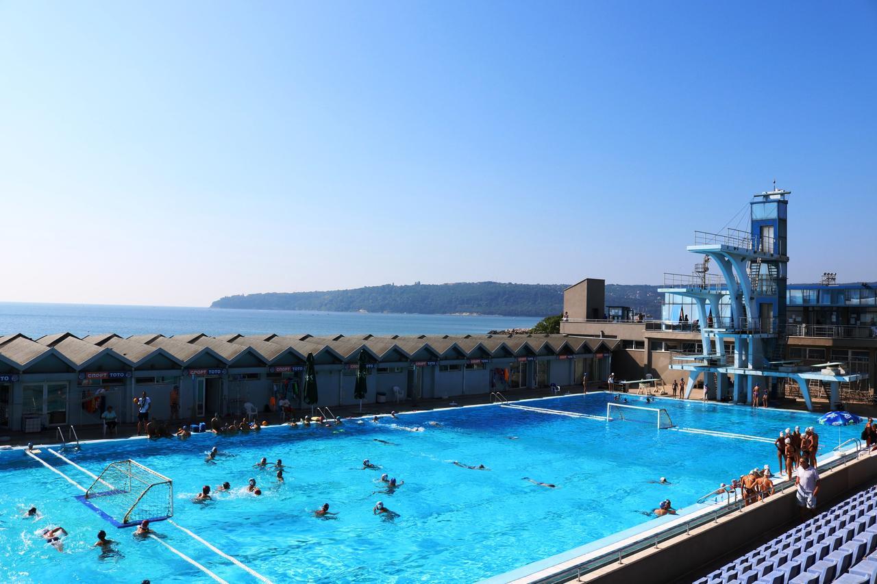 Sea Port Celebrity Apartment - Lets4Holiday Varna Exteriör bild
